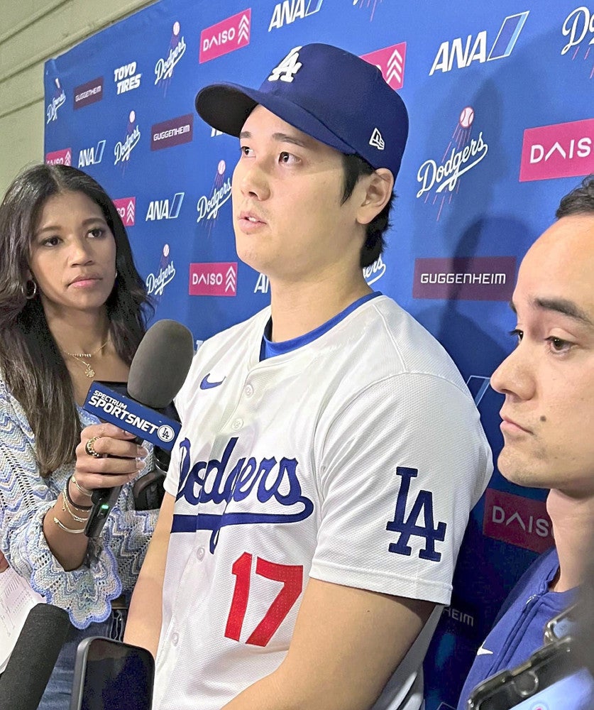 今季初の１試合２本塁打を放ったブレーブス戦後、取材に応じる大谷翔平（５月６日、ロサンゼルスのドジャースタジアムで）＝帯津智昭撮影