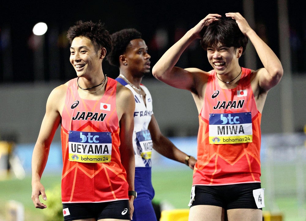 男子４００メートルリレー決勝後、笑顔を見せる上山紘輝（左）と三輪颯太（５日、バハマ・ナッソーで）＝ロイター
