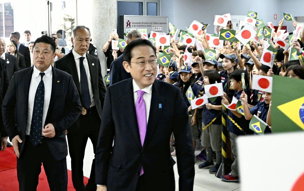 ４日、ブラジル・サンパウロ市内で、日系人の子供たちに迎えられる岸田首相＝大月美佳撮影
