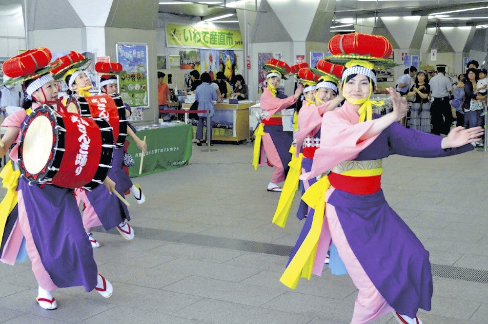 岩手県の物産展で踊りを披露する「大江戸さんさ」（２０１５年５月、さいたま市浦和区で）（大江戸さんさ提供）