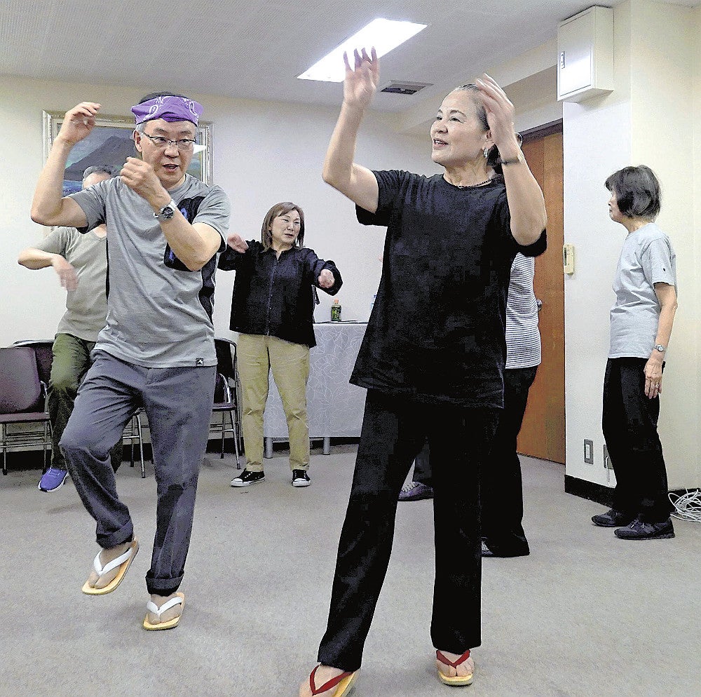 「渋谷・鹿児島おはら祭」に向けて踊りを指導する下園さん（右）（品川区の三州郷土館で）