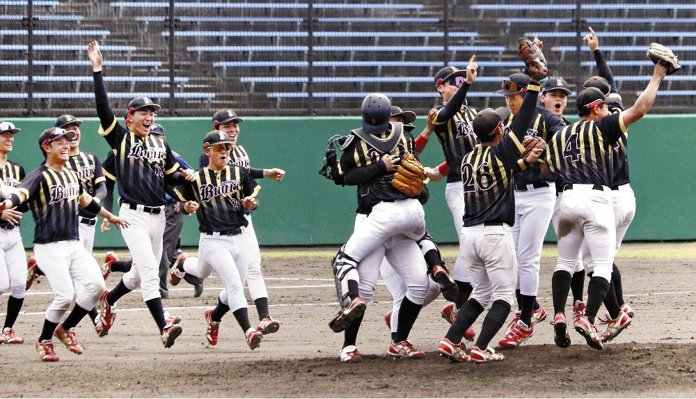 優勝を決めて喜ぶ日本文理大の選手たち