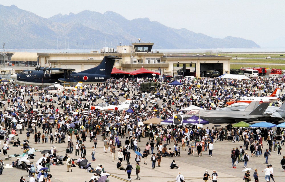 軍用機が展示された会場。多くの人出でにぎわった