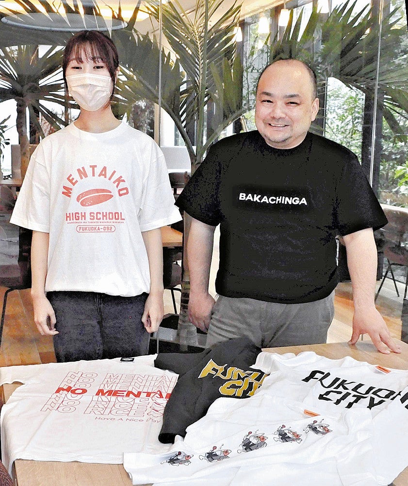 「ＢＡＫＡＣＨＩＮＧＡ」のＴシャツを着る鳥谷さん（右）