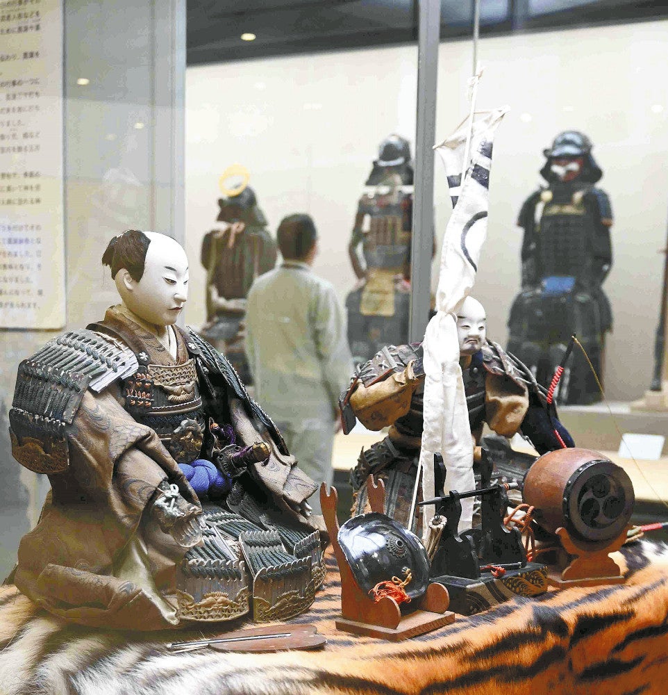江戸時代の人形や甲冑などが並ぶ企画展