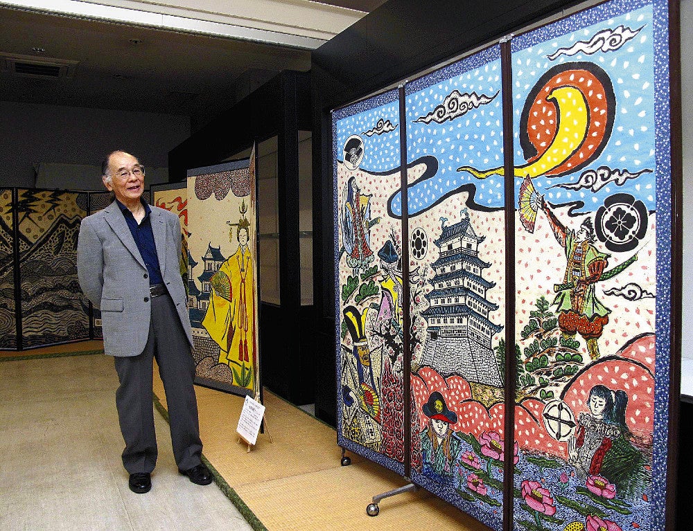 屏風版画を見ながら制作を振り返る小崎さん