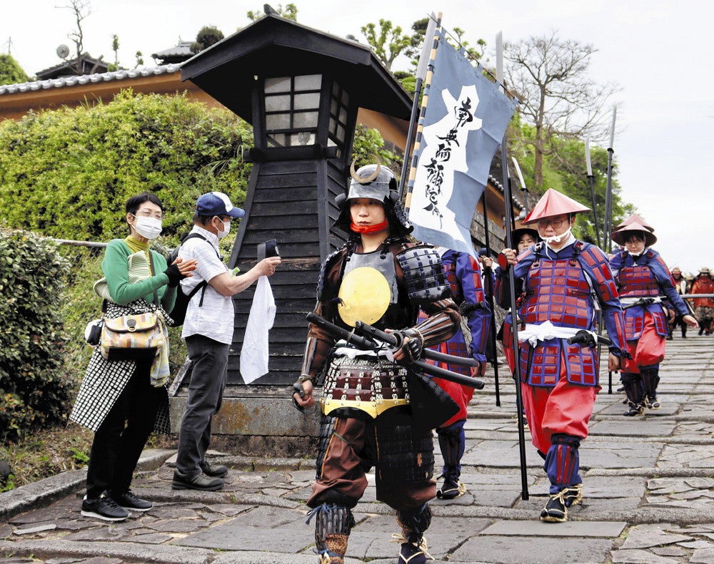 武将などに扮して中心街を練り歩く参加者たち