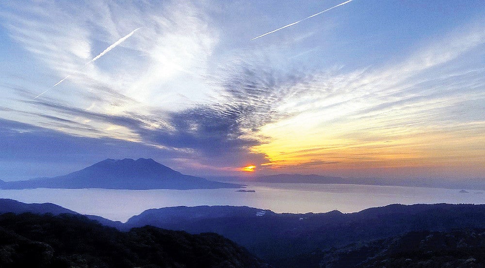 空と海がオレンジ色に染まる夕暮れの光景