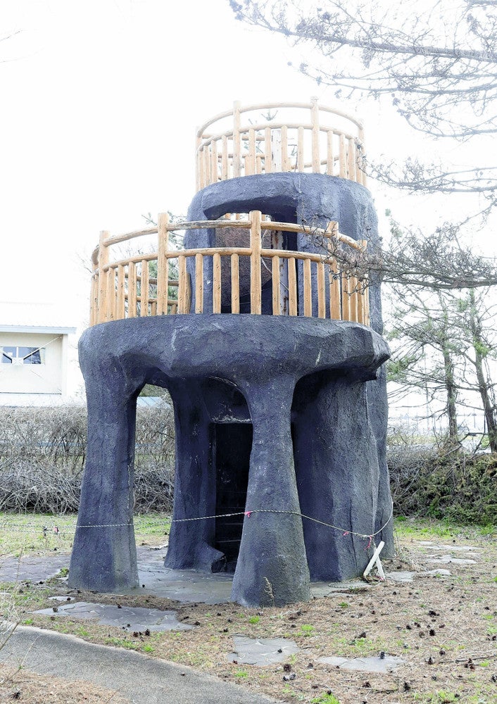 立ち入りが禁止された展望台（写真はいずれも三種町の八竜運動公園で）