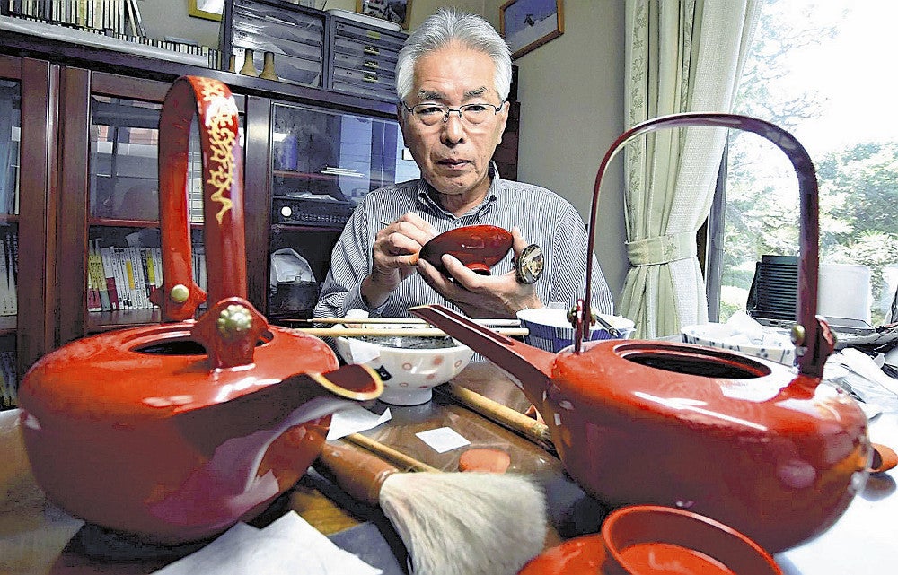 工房として使う実家のリビングで杯に模様をつける坪井さん（５日、福井県坂井市で）
