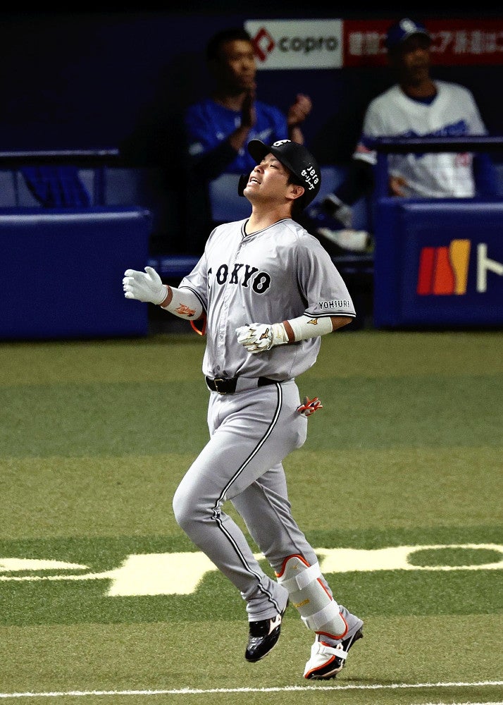 ８回無死２塁、代打・大城卓が外野フライに倒れる（６日）＝稲垣政則撮影