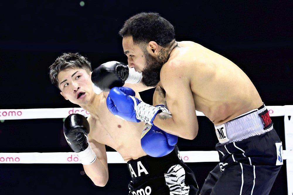 １回、ルイス・ネリ（右）を攻める井上尚弥（６日）