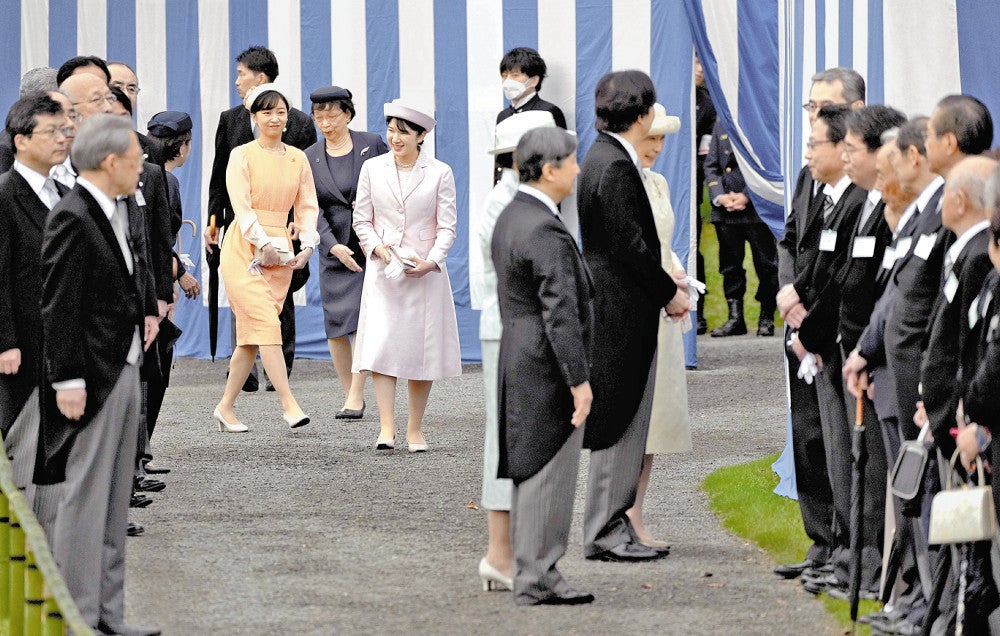 初の園遊会に参加される愛子さまと佳子さま（４月２３日、東京・元赤坂で）＝武藤要撮影