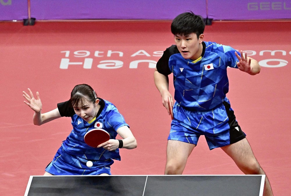 アジア大会の卓球・混合ダブルスに出場した張本智和（右）、早田ひな組（２０２３年９月２８日）