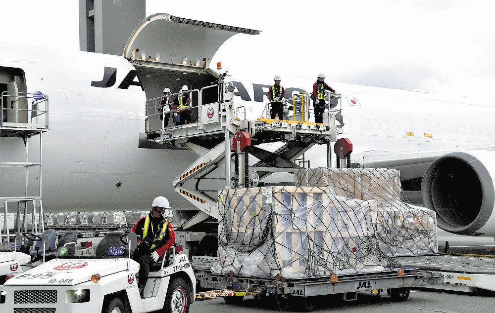 航空機に積み込まれる貨物（２月、成田空港で）