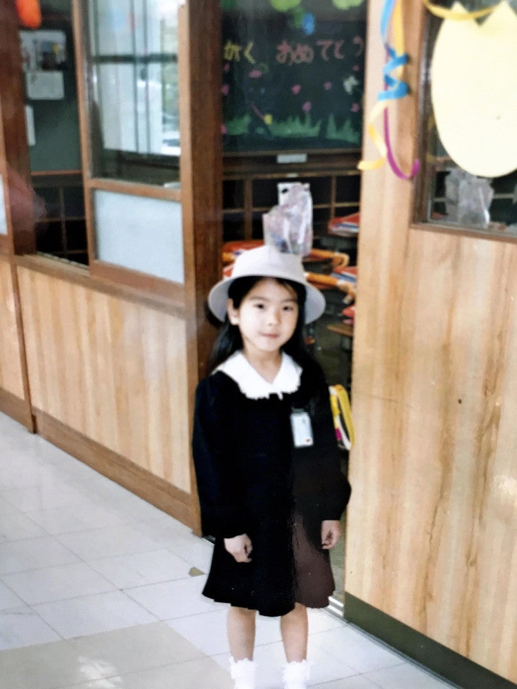 小学校に入学したばかりの廣津留さん（本人提供）