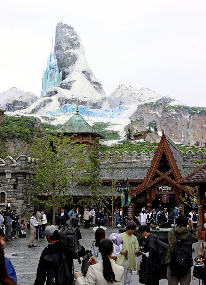 東京ディズニーシーの新エリア「ファンタジースプリングス」（７日午前９時１２分、千葉県浦安市で）＝木田諒一朗撮影