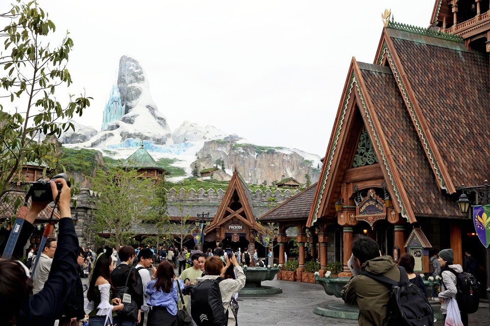 東京ディズニーシーの新エリア「ファンタジースプリングス」（７日午前９時１３分、千葉県浦安市で）＝木田諒一朗撮影
