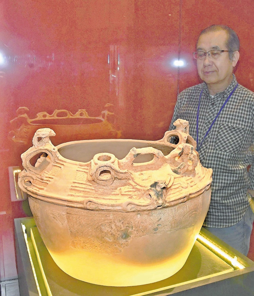 修復されて一般公開されている「人体像把手付土器」（柳津町で）