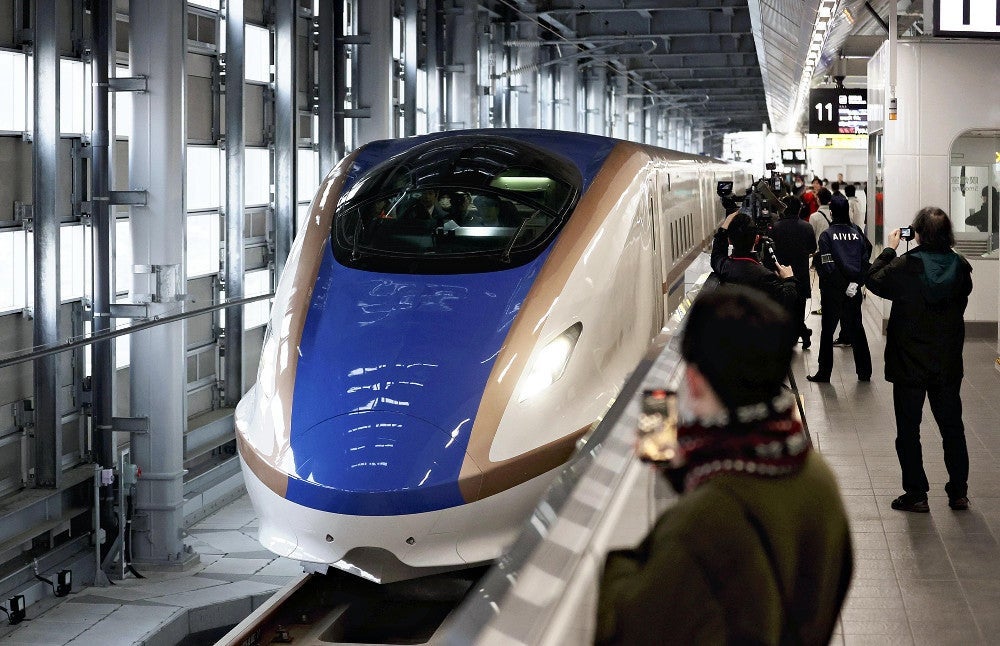 北陸新幹線・敦賀駅に到着する「つるぎ」
