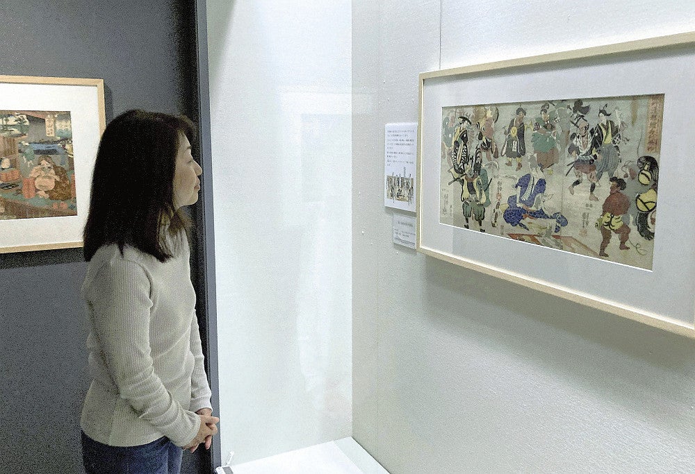 ユーモアあふれる浮世絵を見てまわる来館者（川崎市川崎区で）