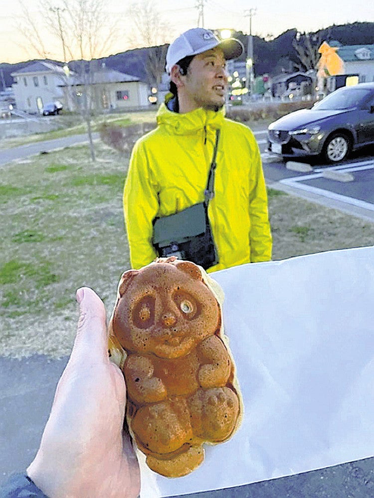 岩手県山田町でハイキング後、移動販売のパンダ焼きを発見した長谷川さん。「こういう偶然の出会いがうれしくて、おいしい」＝本人提供