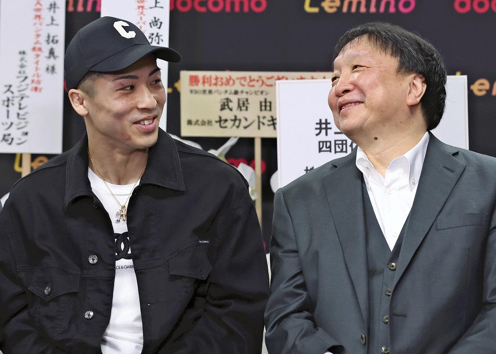 ルイス・ネリとの対戦から一夜明け、大橋会長（右）とともに記者会見に臨む井上尚弥（７日、横浜市で）＝大金史典撮影
