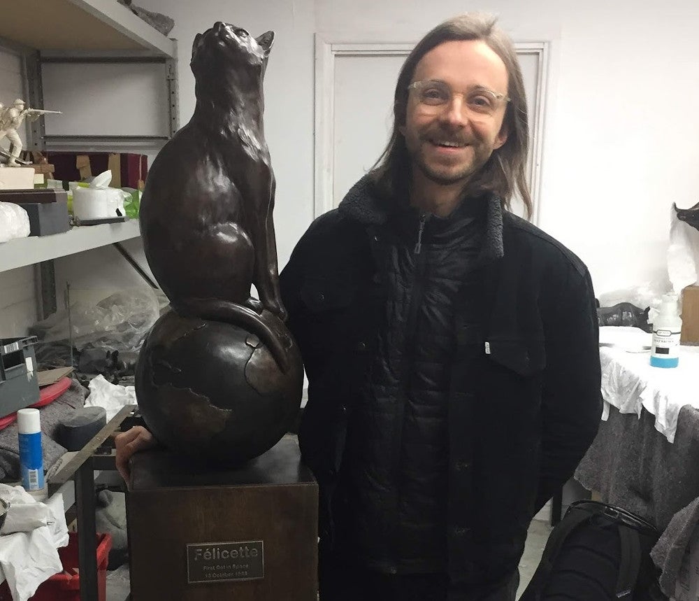 宇宙に行った猫の銅像（左）建設に奔走したマシュー・ガイ（Ｍａｔｔｈｅｗ　Ｓｅｒｇｅ　Ｇｕｙ）さん（本人提供）