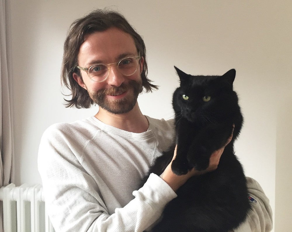 マシューさんと愛猫のパール（Ｐｅａｒｌ＝真珠）。パールは保護猫シェルターで長く引き取り手がいなかった猫だったという（マシューさん提供）