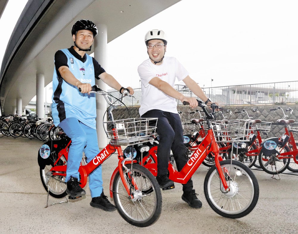 貸し出されている自転車にまたがる坂井市長（左）と家本社長