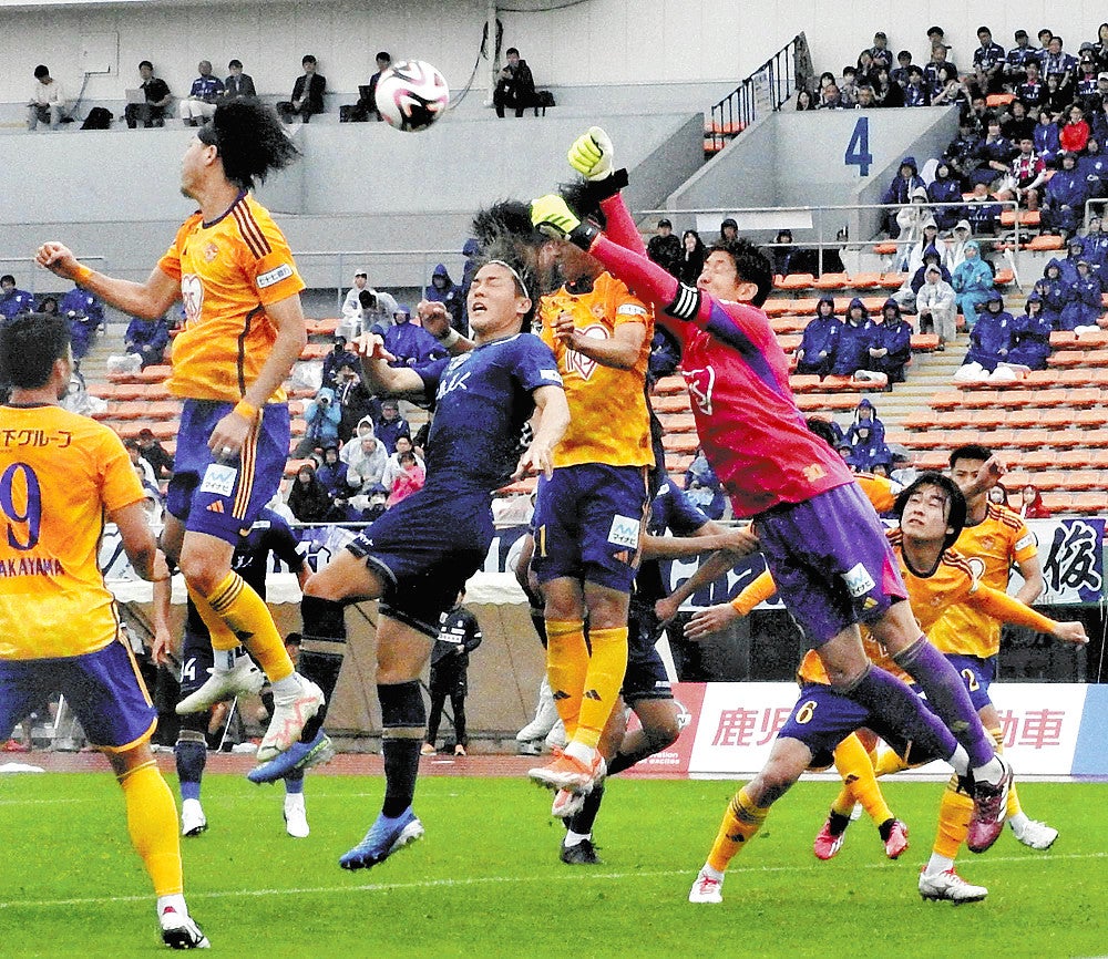 激しく競り合う両チームの選手たち