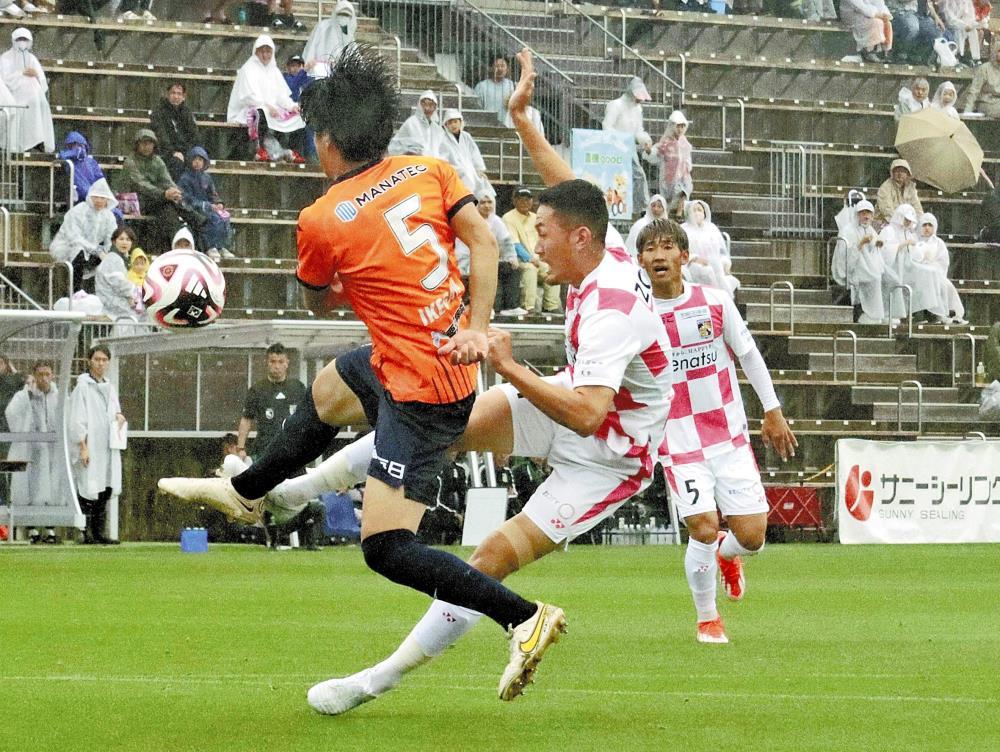 シュートを放つ橋本選手（中央）