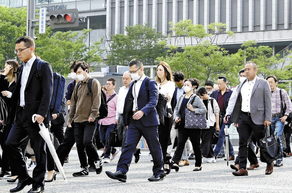 大型連休が明け、職場や学校などへ向かう人たち（７日午前８時１９分、福岡市博多区のＪＲ博多駅前で）＝佐伯文人撮影