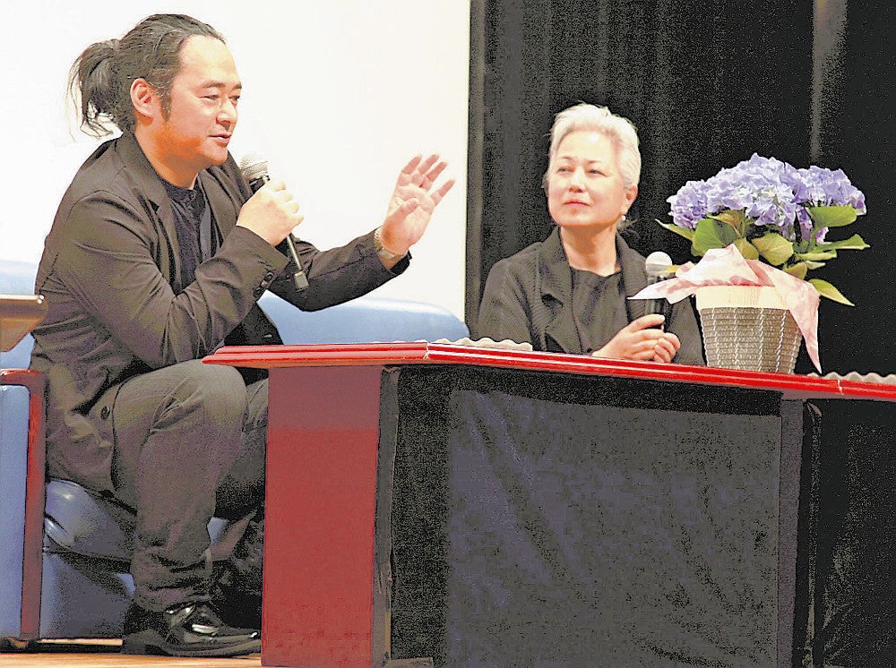 作品への思いを語る富名監督（左）と畠中さん（５日、佐渡市のアミューズメント佐渡で）