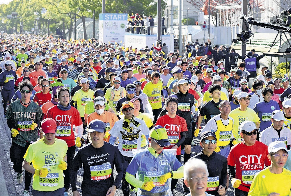 神戸市役所前から一斉にスタートする神戸マラソンのランナー（昨年１１月１９日、神戸市中央区で）