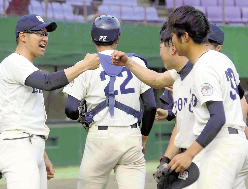 開幕節で関大に２連勝し、喜ぶ京大の近田監督（左）と選手たち