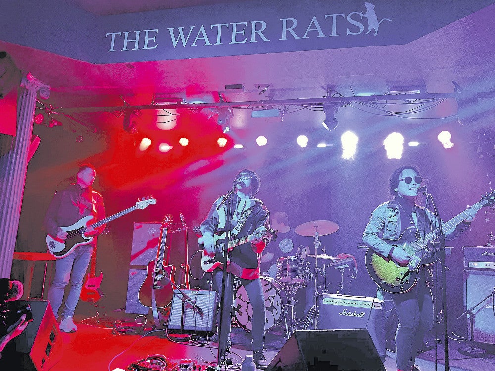 ロンドンでライブを行う蕉太郎さん（中央）と曜志朗さん（右）（２０２４年１月）