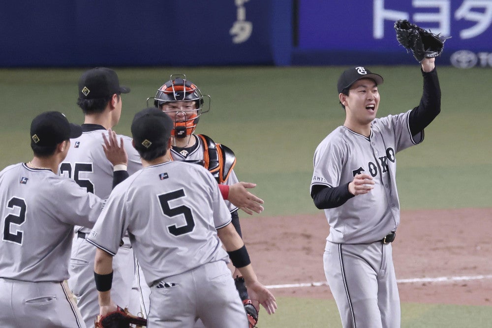 完封で３勝目を挙げ、笑顔を見せる山崎伊（右）（７日）＝青木瞭撮影