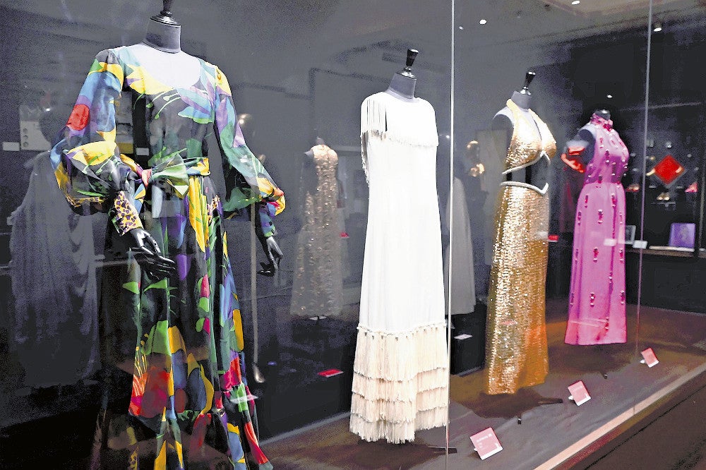 越路吹雪が身につけた衣装や靴などが展示されている会場（新宿区で）