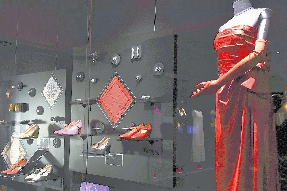 越路吹雪が身につけた衣装や靴などが展示されている会場（新宿区で）