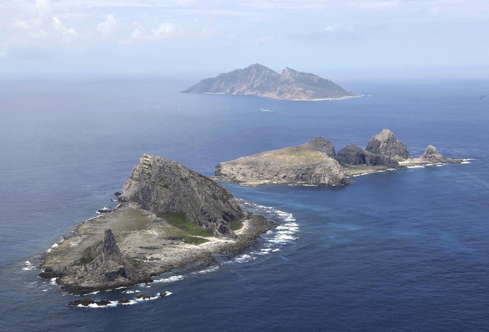 尖閣諸島の（手前から）南小島、北小島、魚釣島（沖縄県石垣市で、読売機から）