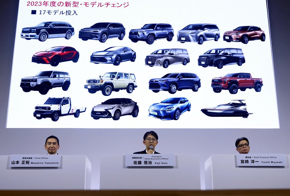 ２０２４年３月期決算説明会で登壇したトヨタ自動車の佐藤恒治社長（中央）ら（８日午後、東京都中央区で）＝大金史典撮影