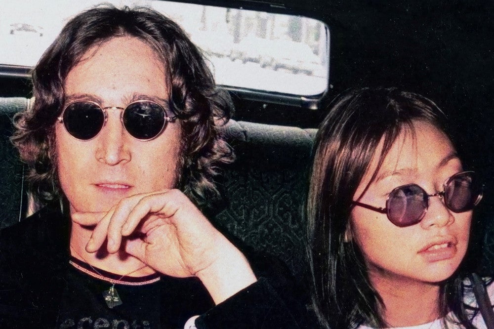 「ジョン・レノン　失われた週末」から。ジョン・レノン（左）とメイ・パン＝（Ｃ）２０２１　Ｌｏｓｔ　Ｗｅｅｋｅｎｄ，　ＬＬＣ　Ａｌｌ　Ｒｉｇｈｔｓ　Ｒｅｓｅｒｖｅｄ