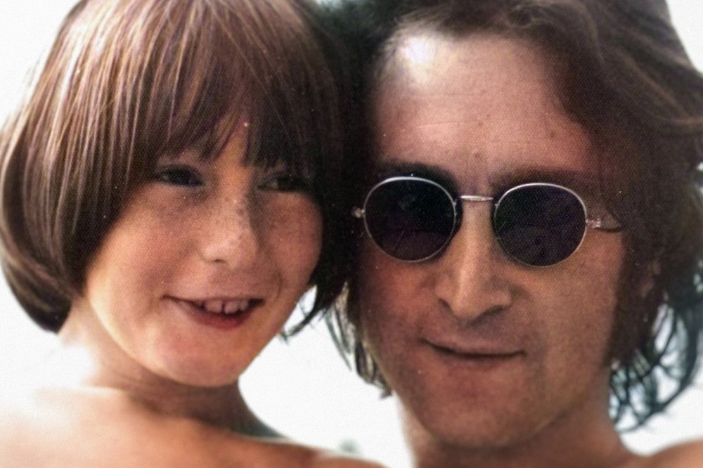 ジュリアン・レノン（左）とジョン＝（Ｃ）２０２１　Ｌｏｓｔ　Ｗｅｅｋｅｎｄ，　ＬＬＣ　Ａｌｌ　Ｒｉｇｈｔｓ　Ｒｅｓｅｒｖｅｄ