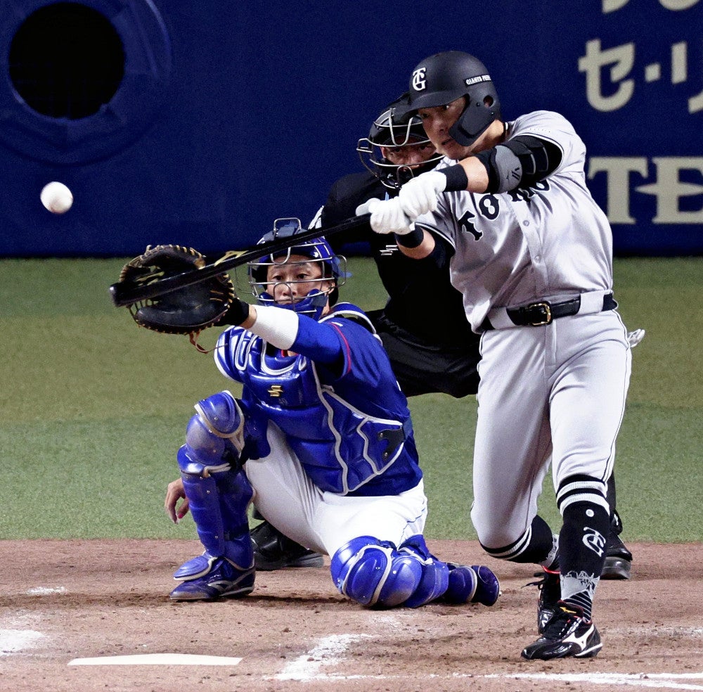 ８回２死満塁、長野が３点３塁打を放つ