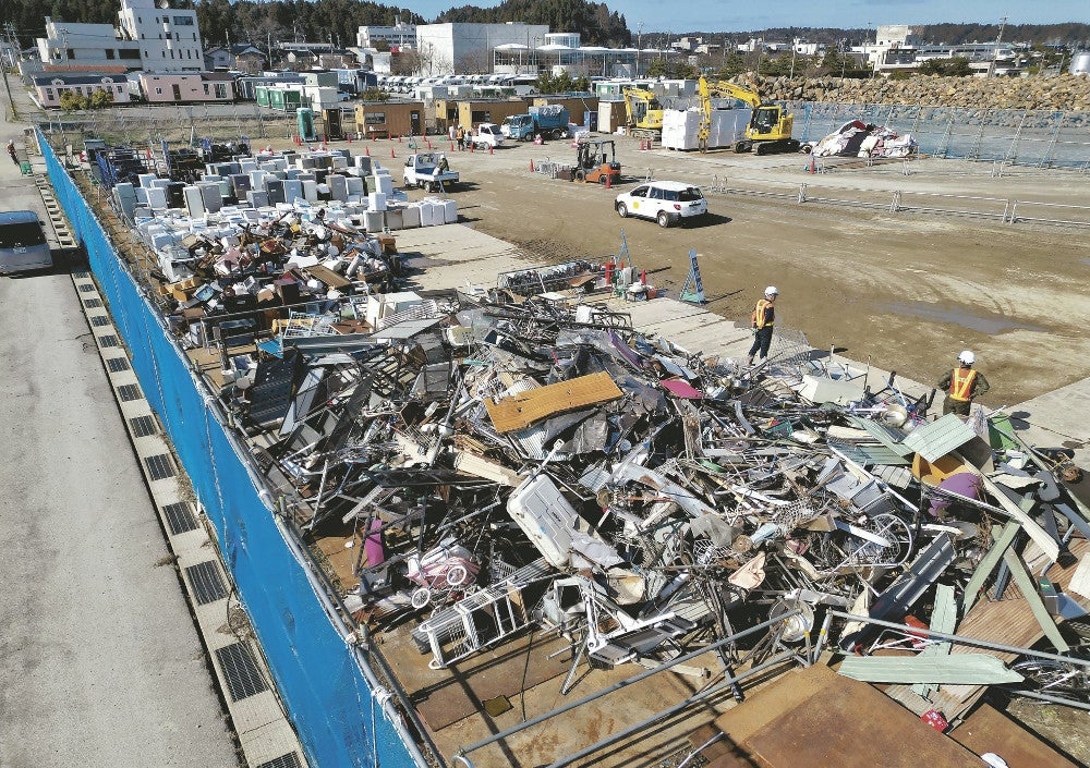 仮置き場で分別される災害ごみ（３月２７日、石川県珠洲市で）＝尾賀聡撮影
