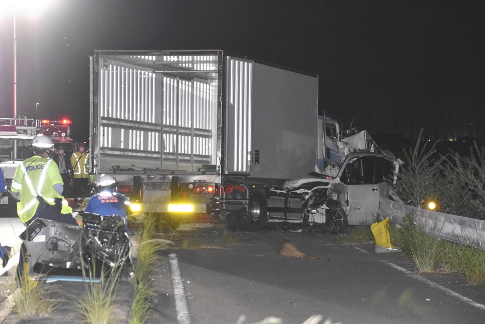 ３人が死亡した事故現場（６日午後７時１５分、群馬県伊勢崎市で）＝飯田尚人撮影