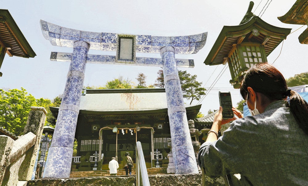 陶山神社では磁器の鳥居が参拝客を迎え入れる