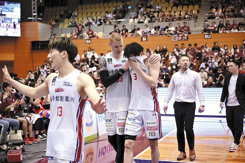 最終戦を終え、涙を流す選手ら（４日、熊本ヴォルターズ提供）
