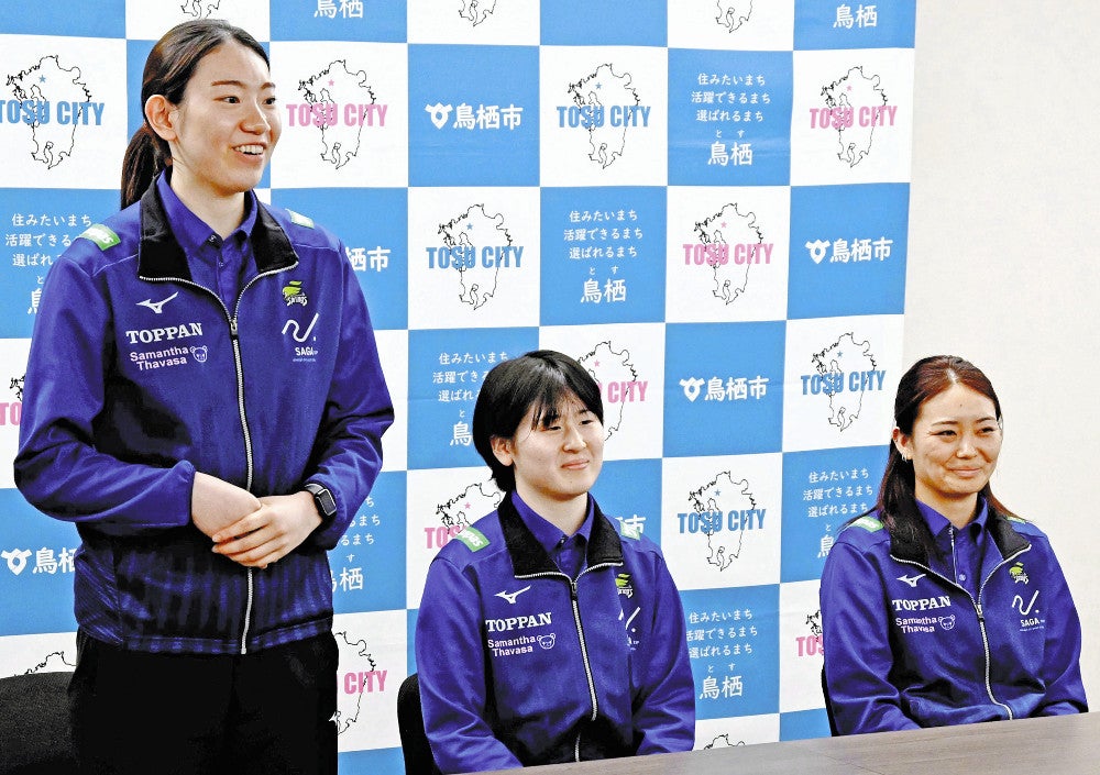 今季の成績を報告する（左から）吉武、高橋、奥原の各選手